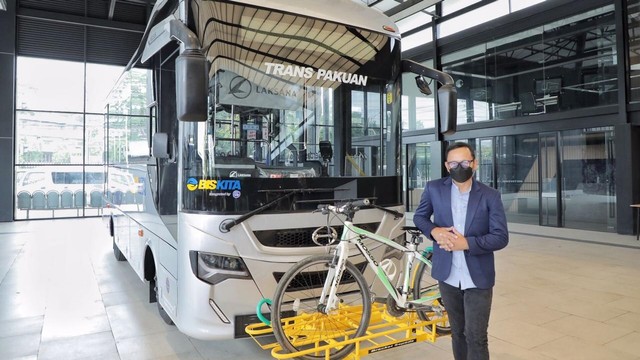 Wali Kota Bogor Bima Arya memamerkan Bus Kita Trans Pakuan. Foto: Pemkot Bogor