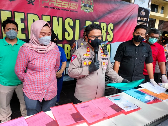 Kapolres Cirebon Kota AKBP M. Fahri Siregar menunjukkan sejumlah barang bukti dan melakukan pemeriksaan terhadap TS terduga penyalur TKI Ilegal ke Singapura.(Juan)