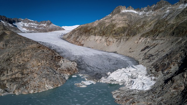 Kondisi Gletser Rhone dan danau glasialnya, yang terbentuk dari mencairnya gletser akibat pemanasan global, di dekat Gletsch, Swiss. Foto: Fabrice Coffrini/AFP