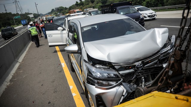 Kondisi kendaraan setelah mengalami kecelakaan beruntun di kilometer 49 Tol Jakarta-Cikampek, Kabupaten Karawang, Jawa Barat, Sabtu (30/10/2021). Foto: Raisan Al Farisi/ANTARA FOTO