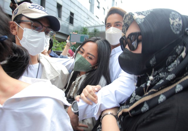 Selebgram Rachel Vennya (tengah) tiba untuk menjalani pemeriksaan di Mapolda Metro Jaya, Jakarta, Kamis (21/10/2021). Foto: Reno Esnir/Antara Foto