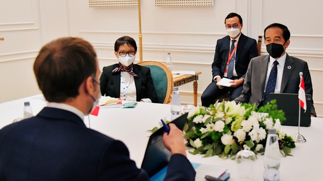 Presiden Joko Widodo saat melakukan pertemuan bilateral dengan Presiden Perancis Emmanuel Macron, Roma, Italia, Sabtu (30/10).  Foto: Laily Rachev/Biro Pers Sekretariat Presiden