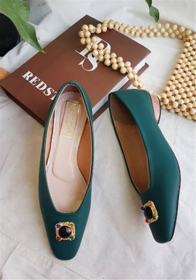 Rekomendasi Lanyard & Flat Shoes Lokal untuk Bergaya ala Pekerja SCBD