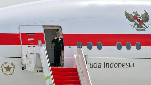 Presiden Jokowi naik Pesawat Garuda Indonesia dalam kunjungan kerja ke Italia, Inggris, dan Uni Emirat Arab, Jumat (29/10). Foto: Agus Suparto/Istana Presiden