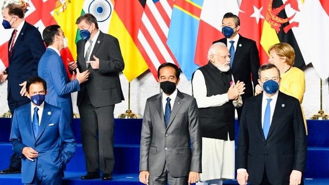 Presiden Joko Widodo bersiap berfoto bersama pemimpin negara G20 di La Nuvola, Roma, Italia, Sabtu (30/10). Foto: Laily Rachev/Biro Pers Sekretariat Presiden