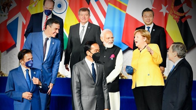 Presiden Joko Widodo bersiap berfoto bersama pemimpin negara G20 di La Nuvola, Roma, Italia, Sabtu (30/10). Foto: Laily Rachev/Biro Pers Sekretariat Presiden