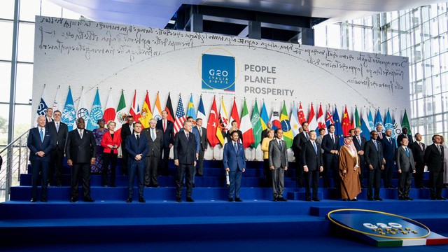 Para pemimpin negara G20 berfoto bersama di La Nuvola, Roma, Italia, Sabtu (30/10). Foto: LUDOVIC MARIN/POOL/AFP