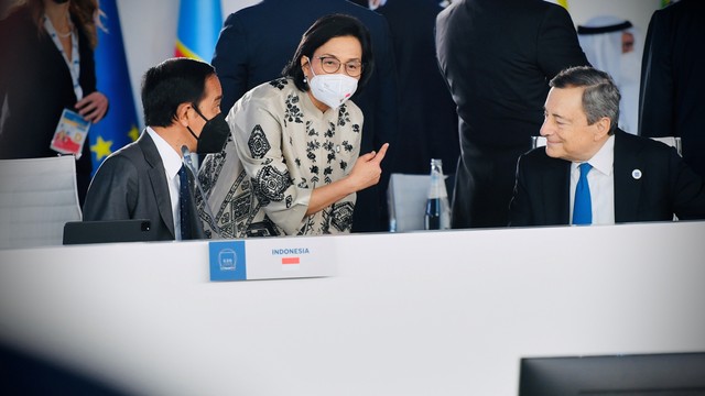 Presiden Indonesia Joko Widodo berbincang dengan Perdana Menteri Italia Mario Dragh di KTT G20 di Roma, Italia, Sabtu (30/10). Foto: Laily Rachev/Biro Pers Sekretariat Presiden