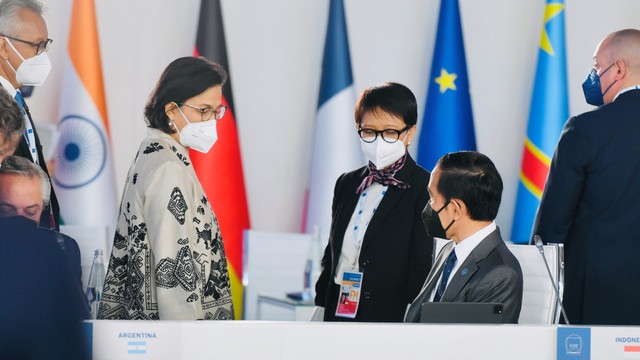 Presiden Indonesia Joko Widodo didampingi Menlu RI Retno Marsudi dan Menkeu RI Sri Mulyani di KTT G20 di Roma, Italia, Sabtu (30/10). Foto: Laily Rachev/Biro Pers Sekretariat Presiden