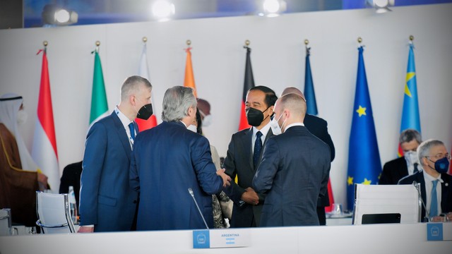 Presiden Indonesia Joko Widodo berbincang dengan para pemimpin dunia lainnya di KTT G20 di Roma, Italia, Sabtu (30/10). Foto: Laily Rachev/Biro Pers Sekretariat Presiden