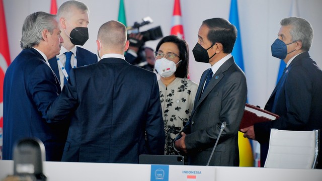 Presiden Indonesia Joko Widodo berbincang dengan para pemimpin dunia lainnya di KTT G20 di Roma, Italia, Sabtu (30/10). Foto: Laily Rachev/Biro Pers Sekretariat Presiden