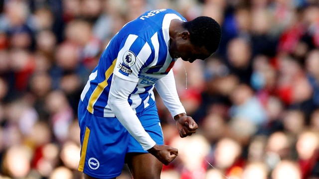 Pemain Brighton & Hove Albion Enock Mwepu berselebrasi usai mencetak gol pertama mereka saat hadapi Liverpool di Stadion Anfield, Liverpool, Inggris, Sabtu (30/10). Foto: Phil Noble/REUTERS
