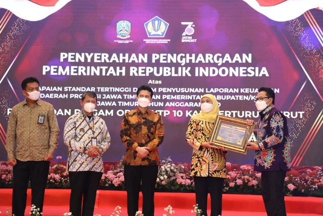 Wali Kota Malang Sutiaji (kanan) menerima bantuan Rp 10 miliar atas prestasi WTP sebanyak 10 kali berturut-turut. (Foto: Pemkot Malang)