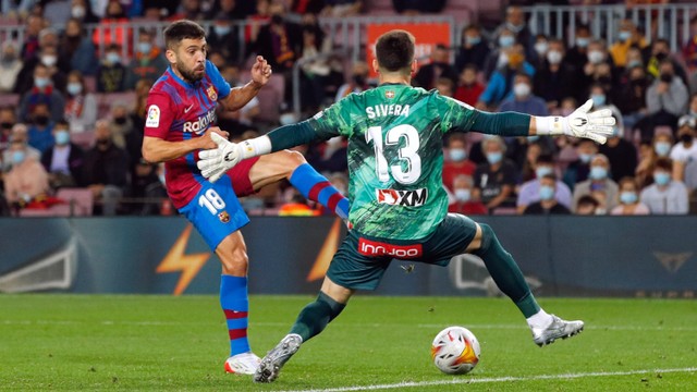 Jordi Alba dari FC Barcelona beraksi dengan Antonio Sivera dari Deportivo Alaves pada pertandingan LaLiga di Camp Nou, Barcelona, Spanyol - 30 Oktober 2021. Foto: Albert Gea/Reuters