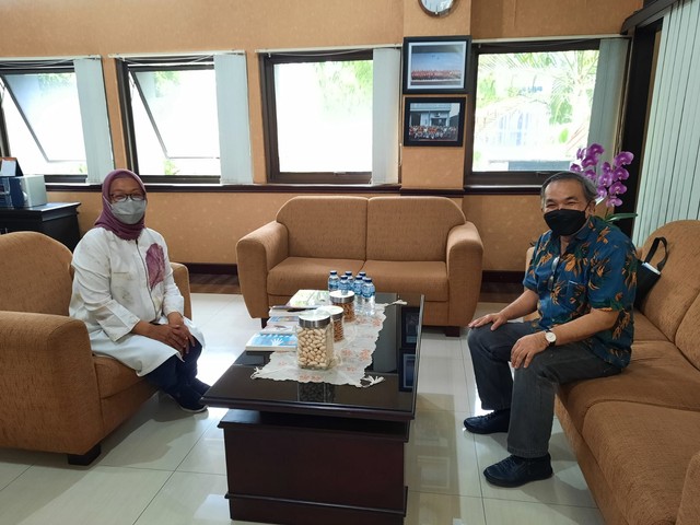 Pakar Komunikasi dan Motivator Nasional Dr Aqua Dwipayana (kiri) bersama dengan Direktur RSUD dr Mohamad Soewandhie drg Febria Rachmanita.