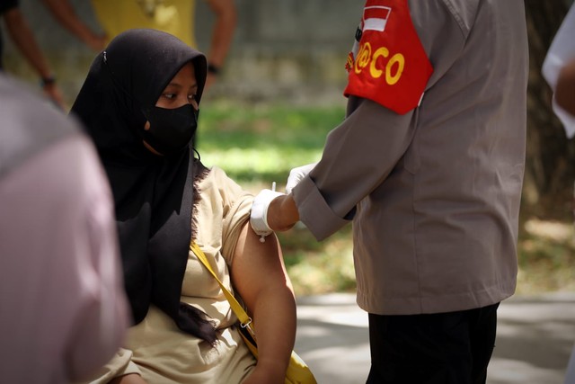 Seorang warga Aceh  menjalani vaksinasi COVID-19 di lapangan Blang Padang, Banda Aceh. Foto: Abdul Hadi/acehkini 