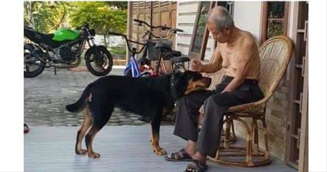 Acun, warga Mempawah, bersama anjingnya, Mickey, yang hilang. Foto: Dok Hi!Pontianak