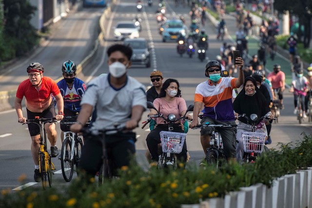 Sejumlah warga bersepeda di kawasan Dukuh Atas, Jakarta, Minggu (31/10/2021).
 Foto: Aprillio Akbar/Antara Foto