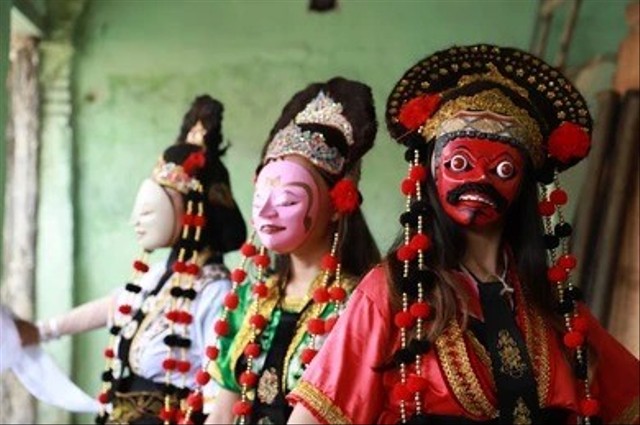 Salah satu budaya Cirebon, tari topeng. Sumber: Shutterstock