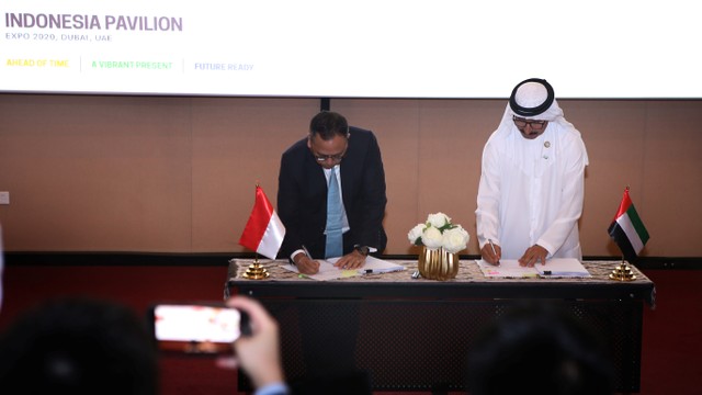 KBRI Abu Dhabi memfasilitasi penandatanganan perjanjian kerjasama strategis di bidang pengembangan pelabuhan laut Indonesia dan Dubai. Foto: KBRI Abu Dhabi