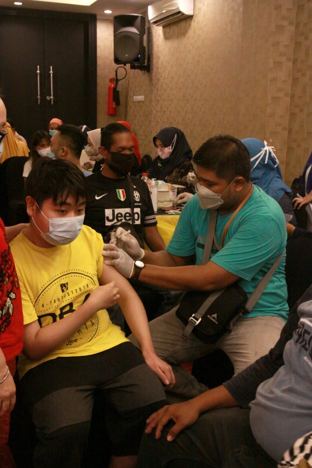 Gelar Vaksin Gratis, Amithya Hotels dan Pemkot Surabaya Juga Bagi Sembako