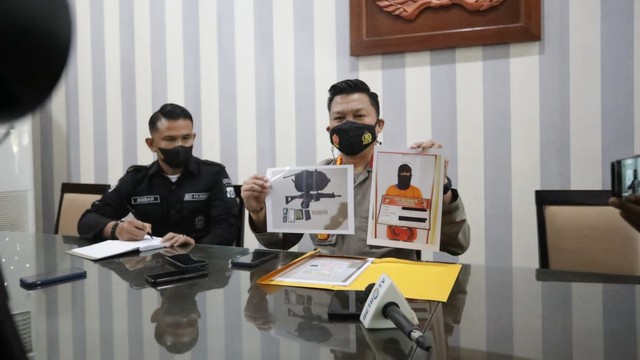 Polisi menunjukan foto pelaku penembakan Datim BAIS TNI di Pidie, Aceh, ditangkap. Foto: Humas Polda Aceh