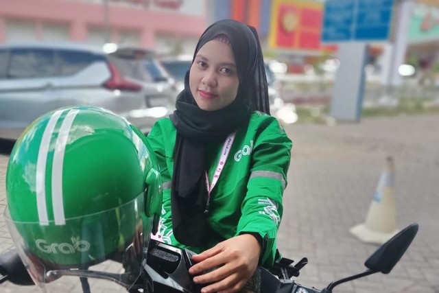 Nurul Agustina (22 tahun) menjadi perempuan pertama yang bekerja sebagai driver online di Ternate. Foto: Istimewa