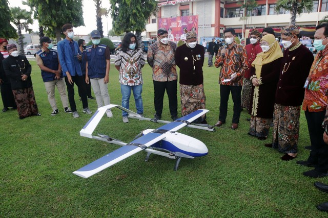 Startup binaan Telkomsel Innovation Center (Tinc), Beehive Drones, uji coba drone logistik medis di Sumenep, Madura, Jawa Timur. Foto: Dok. Telkomsel