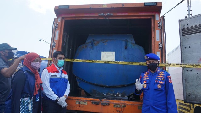 Pertamina dan Ditpolair Baharkam Polri membongkar aksi penimbunan ilegal atas solar subsidi di wilayah Jawa Tengah. Foto: Dok. Pertamina