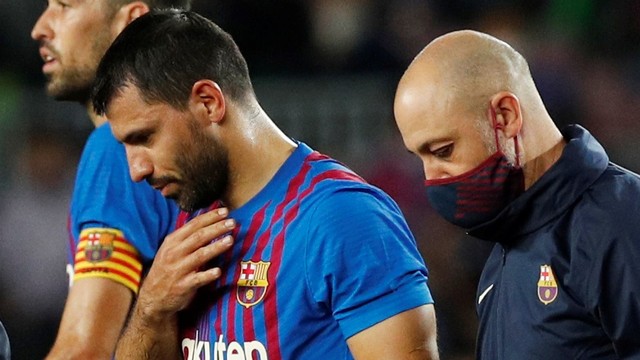 Pemain Barcelona Sergio Aguero saat mengalami sakit dada pada pertandingan lanjutan Liga Spanyol melawan Alaves di Camp Nou, Barcelona, Spanyol.  Foto: Albert Gea/REUTERS