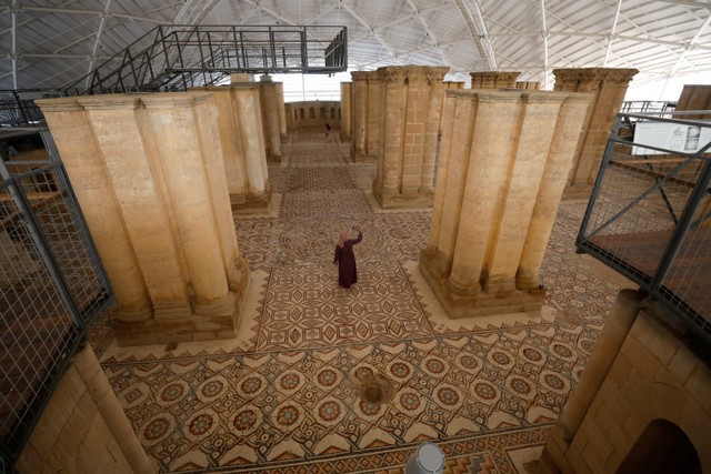 Warga Palestina mengunjungi Istana Hisyam yang memiliki salah satu lantai mosaik terbesar di dunia setelah dibuka untuk umum, di Jericho, di Tepi Barat. Foto: Mohamad Torokman/REUTERS