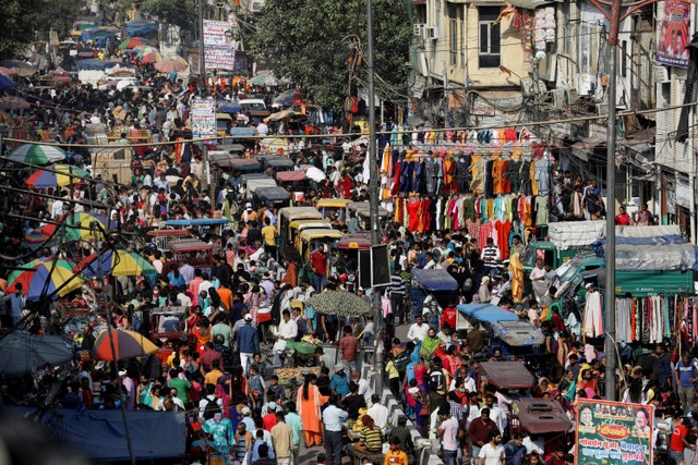 Warga India berbelanja di pasar yang ramai menjelang festival Diwali di New Delhi, India. Foto: Anushree Fadnavis/REUTERS