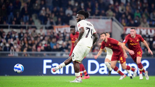Pemain AC Milan Franck Kessie mencetak gol ke gawang AS Roma pada pertandingan Liga Italia di Stadion Olimpico, Roma, Italia. Foto: Alberto Lingria/REUTERS