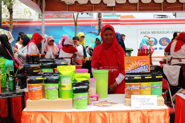 Pelaku UMKM di Surabaya saat menggelar pameran sebelum pandemi. Kini warga Surabaya dapat belanja produk UMKM lewat aplikasi E-Peken. Foto-foto: Dok.Basra