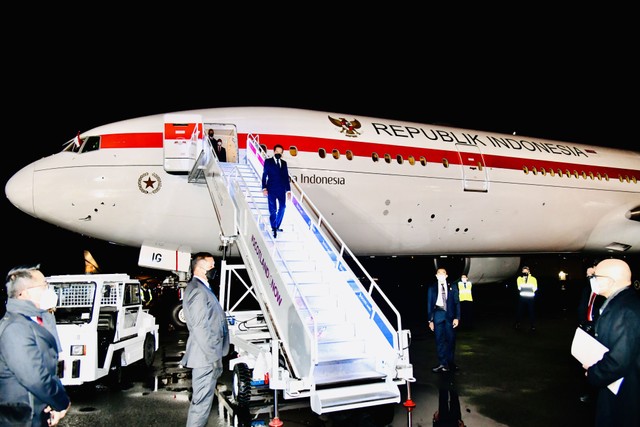Presiden Joko Widodo tiba di Glasgow, Skotlandia. Foto: BPMI Setpres/Laily RE