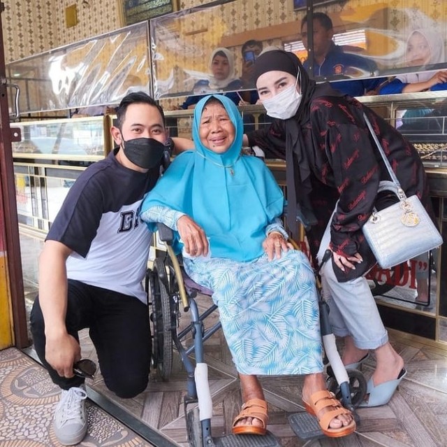 Gilang dan istrinya mengajak Trimah (tengah) berbelanja perhiasan. Foto: Instagram @juragan_99