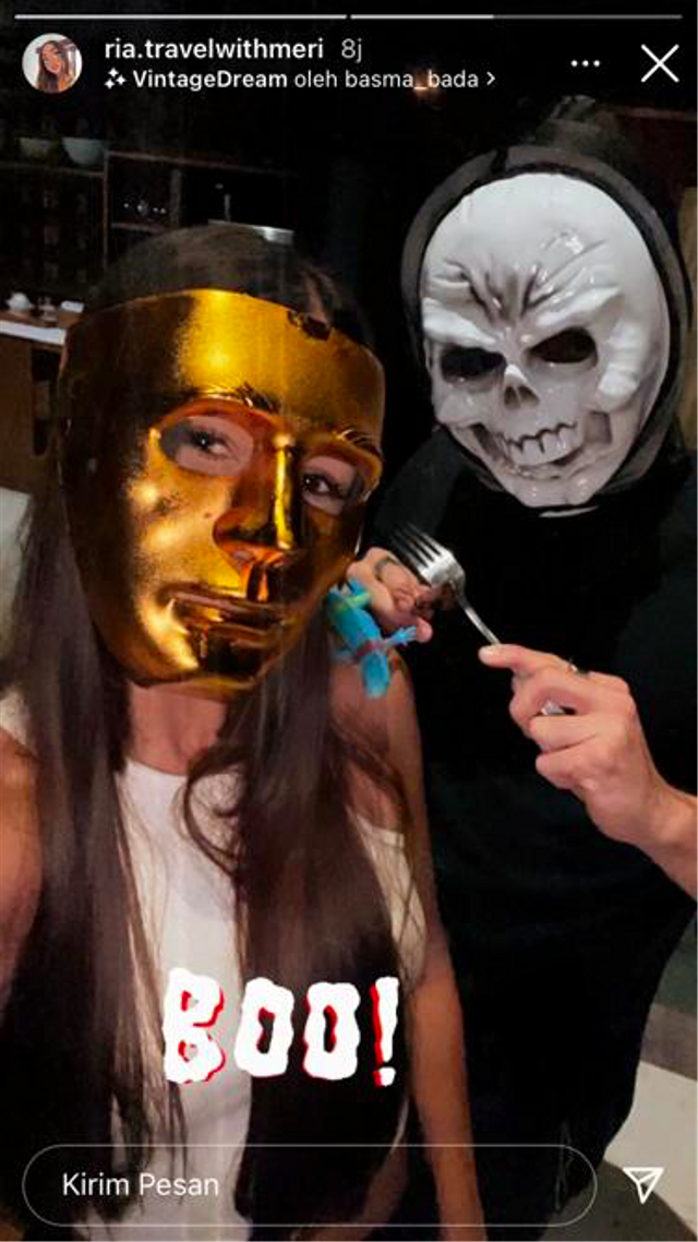 Stefan William rayakan Halloween bersama Ria Andrews. Foto: Instagram @riatravelwithmeri