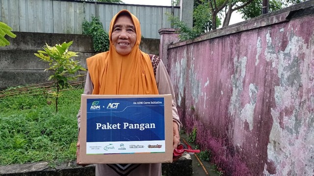 Masyarakat Kampung Kreo menerina paket pangan 