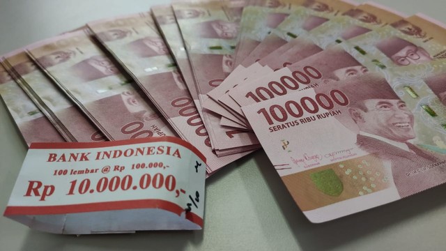 Ilustrasi uang rupiah pecahan Rp100.000 (Dok. KPw Bank Indonesia Tegal)