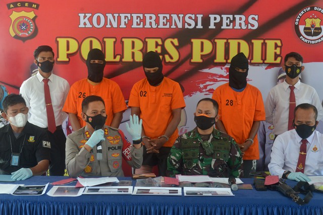 Kapolres Pidie AKBP Fadly (kedua kiri) bersama Komandan Kodim 0102/Pidie Letkol Arh Tengku Sony Sonatha (kedua kanan) memberikan keterangan pers saat gelar kasus pembunuhan Datim BAIS Aceh. Foto: Ampelsa/Antara Foto