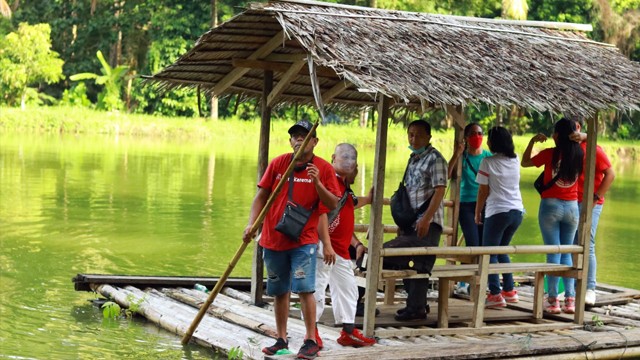 Peserta trip Desa Wisata Tumaluntung berada di atas rakit