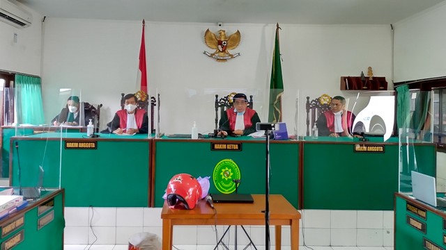 Sidang lanjutan kasus sate sianida maut yang menewaskan Naba Faiz (10) anak ojol di Bantul dengan terdakwa Nani Aprilliani Nurjaman (25) di PN Bantul.
 Foto: Arfiansyah Panji Purnandaru/kumparan