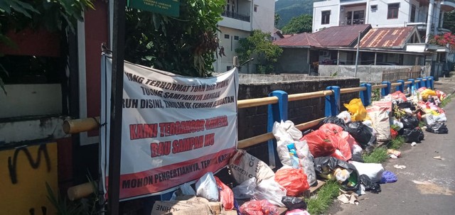 Sampah berserakan di jembatan Kelurahan Kalumpang, Ternate. Foto: Nurkhalis Djilfikar/cermat