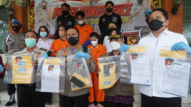 Petugas menunjukan barang bukti dan tersangka 3 Wisatawan Jakarta di Bandara Ngurah Rai, Bali palsukan Surat PCR. Foto: Dok. Polresta Denpasar