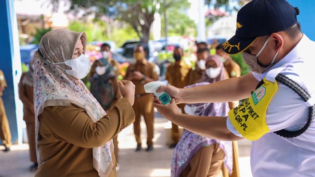 Pemeriksaan suhu tubuh pegawai di Dinas Pangan, Aceh. Foto: Suparta/acehkini