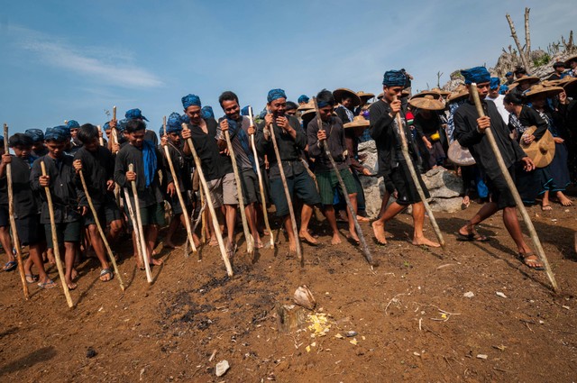 Warga Suku Baduy Luar mengikuti tradisi Ngaseuk atau musim tanam di Desa Bojong Menteng, Lebak, Banten, Senin (1/11/2021). Foto: Muhammad Bagus Khoirunas/Antara Foto