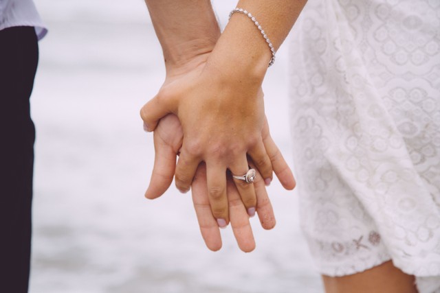 Kata mutiara untuk suami dapat menjadi salah satu cara untuk mengungkapkan rasa sayang agar hubungan semakin harmonis. Foto: Unsplash