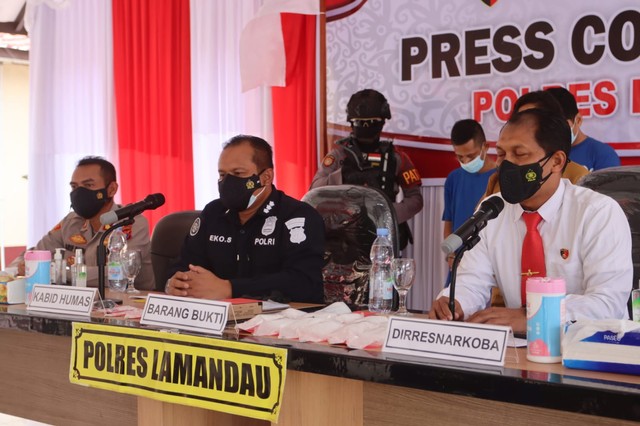 Para pelaku saat dihadirkan dalam konferensi pers di Mapolres Lamandau.