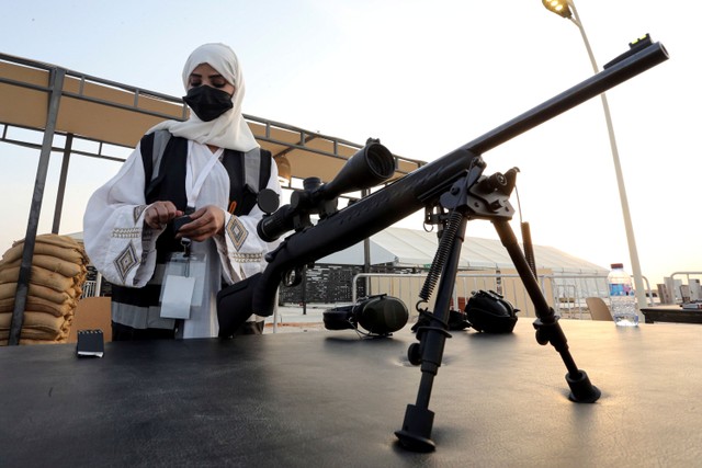 Pelatih senjata api wanita Saudi Mona Al Khurais bersiap menggunakan senapan jarak jauhnya selama latihan target di lapangan tembak Top-Gun di Riyadh, Arab Saudi. Foto: Ahmed Yosri/REUTERS