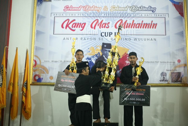 Sesepuh PSHT Kesilir Muhaimin dan Para Juara Umum Kang Mas Muhaimin Cup 2. Foto: Haryo Pamungkas